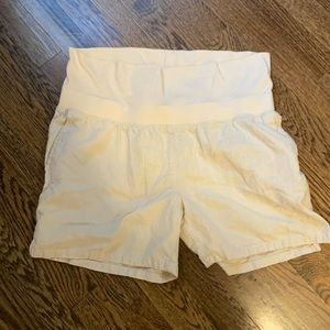 Maternity shorts with pockets